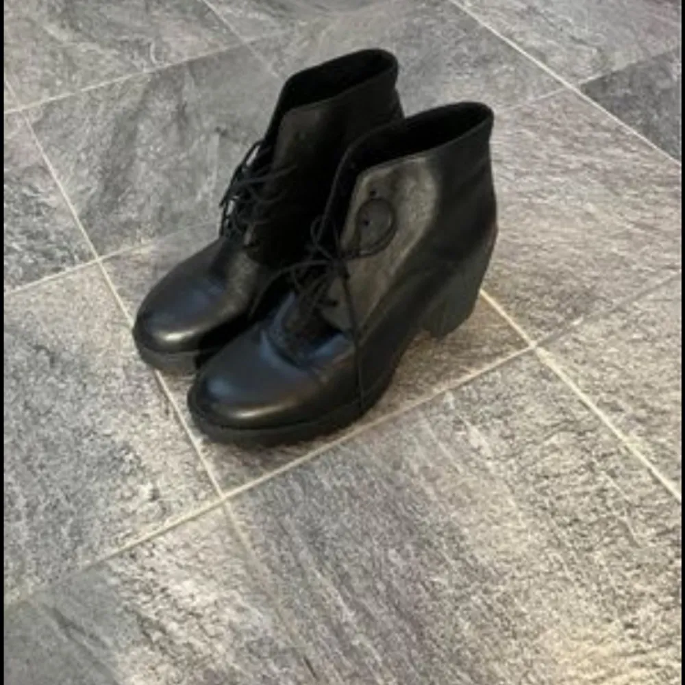 Jag säljer svarta vagabond skor i nyskick för 350kr men pris går att diskuteras. Skriv för frågor . Skor.