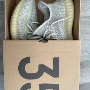Yeezy 350 ”Citrin”  - Dessa är inte reflektiva versionen, vill iväg med dessa eftersom det inte passar stilen längre. Byten med tex Dr. Marten går