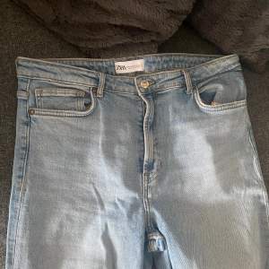 Jeans från Zara med slits och slitningar. Storlek 44