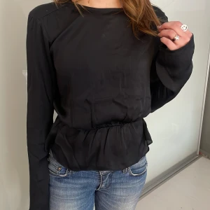 Svart blus  - Jättefin blus från bikbok men så fin öppen rygg!! Perfekt till sommaren💞💞