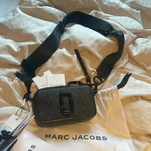 Säljer min Marc Jacob väska, den är helt ny. Fick den i födelsedagspresent men har inte använt då jag har en annan. Skriv pm om du har några frågor!