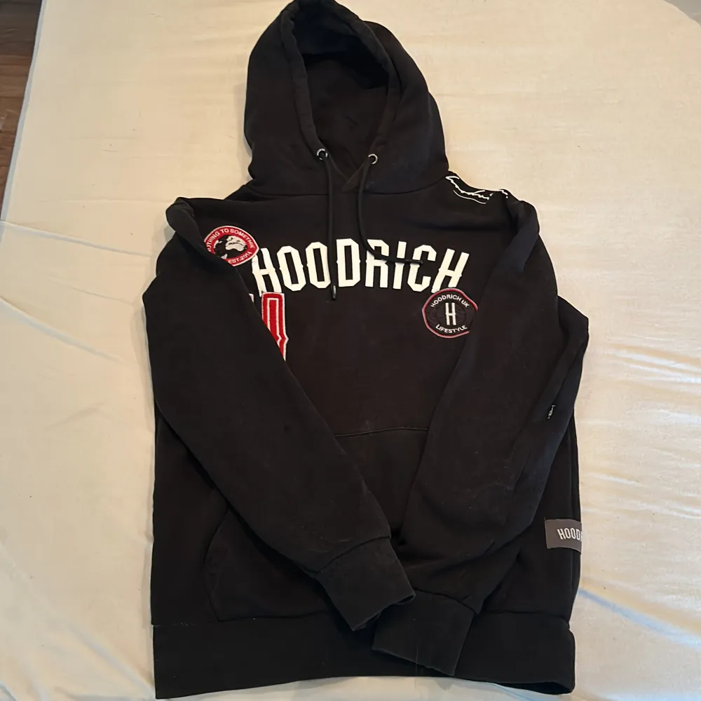 Hej! Idag har jag letat i garderoben där hemma och hittat denna sjuka Hoodrich hoodien! Den är i ett riktigt bra skick och användes en del förr men inte längre. Pris går att diskutera och det är bara till att skicka vid funderingar😊. Hoodies.