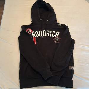 Hej! Idag har jag letat i garderoben där hemma och hittat denna sjuka Hoodrich hoodien! Den är i ett riktigt bra skick och användes en del förr men inte längre. Pris går att diskutera och det är bara till att skicka vid funderingar😊