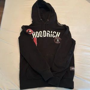 Hoodrich hoodie - Hej! Idag har jag letat i garderoben där hemma och hittat denna sjuka Hoodrich hoodien! Den är i ett riktigt bra skick och användes en del förr men inte längre. Pris går att diskutera och det är bara till att skicka vid funderingar😊