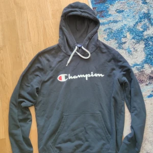 Champion hoodie - Knappt använd, sitter lite slappare än medium