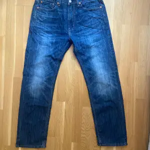 Ett par Levis i Perfekt kondition, skit snygga och funkar med allt. En riktigt must have i garderoben.    Pris kan diskuteras vid snabb affär.