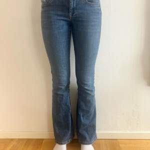 Supersnygga jeans från Diesel😍passar som en storlek 36, och är lite korta på mig som är 173. Skitsnygg modell, superbra skick(sparsamt användkr och jättebra kvalitet.👌🏻kontakta privat för mer information eller bilder💗
