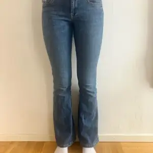 Supersnygga jeans från Diesel😍passar som en storlek 36, och är lite korta på mig som är 173. Skitsnygg modell, superbra skick(sparsamt användkr och jättebra kvalitet.👌🏻kontakta privat för mer information eller bilder💗