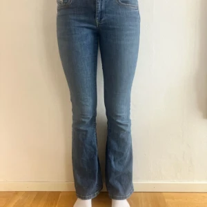 Lågmidjade bootcut jeans - Supersnygga jeans från Diesel😍passar som en storlek 36, och är lite korta på mig som är 173. Skitsnygg modell, superbra skick(sparsamt användkr och jättebra kvalitet.👌🏻kontakta privat för mer information eller bilder💗