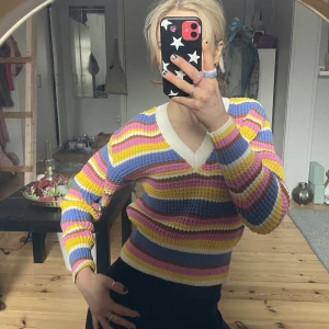 Tjocktröja &otherstories - Superfin randig tjocktröja i pastellfärger. 