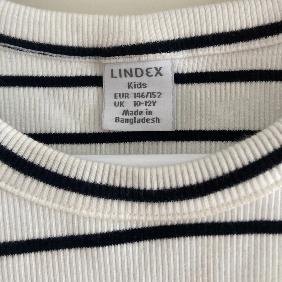 Randig topp från Lindex i storlek 146/152 men funkar absolut som magtröja om man har storlek XS och nedåt💘 - 90