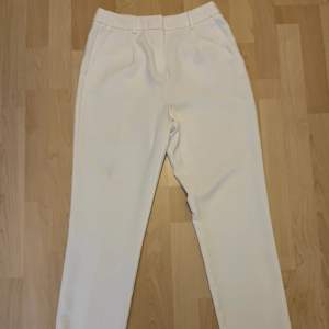 Vita kostymbyxor från Kappahl Midjemått rakt över: 38cm Innerbenslängd: 70cm
