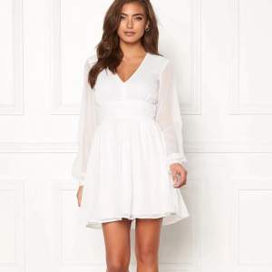 Säljer min vita klänning med rosett där bak i storlek xs❤️ Den passar perfekt till student eller skolavslutning❤️ säljer den för 350 ist för orginalpriset som är 699