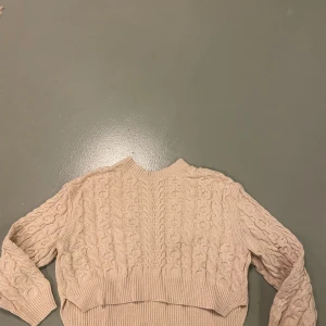 Tröja från pull&bear - Jätte gullig tröja mot det varmare hållet, använt sparsamt (5-6ggr).