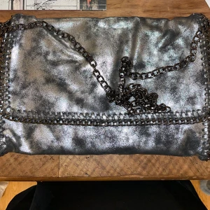 stella mccartney inspirerad väska  - AS SNYGG Stella McCartney inspirerad väska i silver. Inga som helst slitningar. Köpt för många år sedan men sparsamt använd. Kan skicka fler bilder. Men bra storlek. Supersnygg!!!
