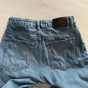 Jeans från Grunt Street Loose strl 164 / 27 - Jättefint skick  Färg: mid blue Modell: street loose Reglerbar midja Inköpta på Kidsbrandstore  Ordinariepris 599kr  Har även ett par svarta och grå ute i samma storlek.