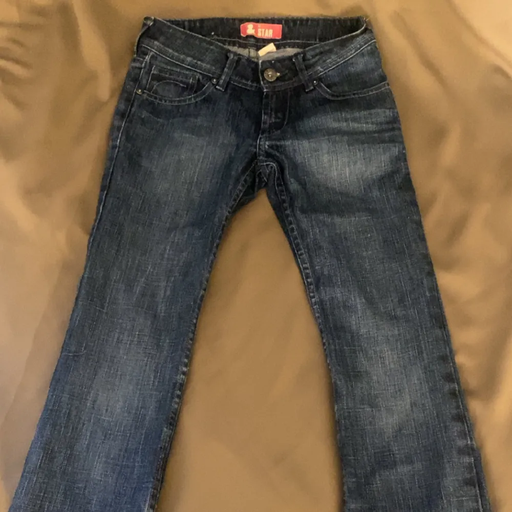 Supersnygga low waist flared jeans från & star. Jag skulle säga att den är  i storlek xxs, men i byxorna står det strl 158. Säljer de eftersom att de är för korta i benen på mig som är 172 cm lång. . Jeans & Byxor.