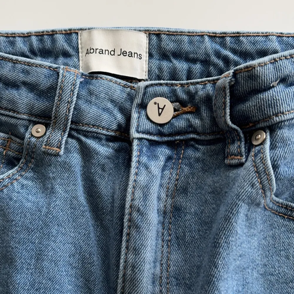 Medel höga Straight jeans i storlek 27 men passar även 26. Köptes från designer only för 1000kr. . Jeans & Byxor.