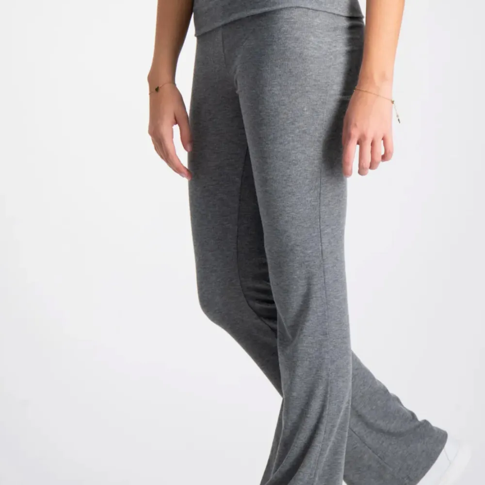 Säljer dessa utsålda yoga pants köpta på gina young i somras❤️Storlek 158/164 men motsvarar XS/S. Jeans & Byxor.