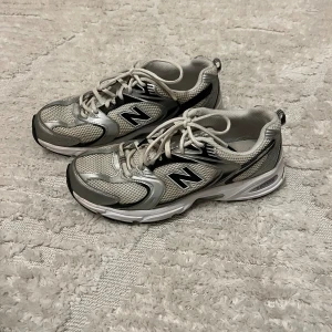 New Balance 530 vit/silver - Säljer mina New Balance skor. Använda fåtal gånger och få tecken på användning. Köptes för 1200kr, mitt pris 749kr