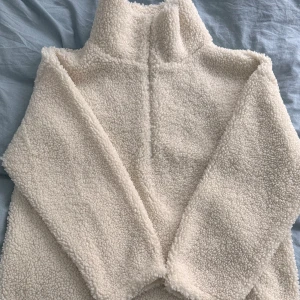 Oversized teddyjacka  - Endast använd två gånger då jag hittade en annan. Perfekt inför sommaren! Den är stor i storlek och är därmed oversized. Justerbar krage med dragkedja. 