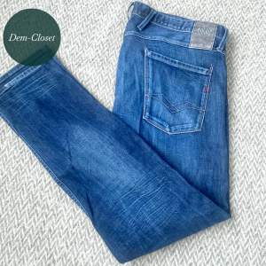 Hej, säljer nu ett par replay anbass slim fit jeans i mycket bra skick. Jeansen är W35 L33 och Moddelen är 187 cm lång och väger upp mot 90kg. Skriv vid frågor och funderingar.