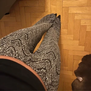 Glitter byxor  - Superfina glitter byxor från Nomi!! Köpta här på plick men var tyvärr för stora för mig, skulle säga att strl är M o dom passar nog någon som är över 173/175! Säljer för satt pris eller byter till några andra glitterbyxor💗(tenderar att glittra av si)