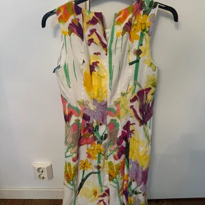 Klänning Calvin Klein - Jag säljer min fina somriga klänning från Calvin Klein i väldigt bra skick, som helt ny! Den är i storlek S och använd några gånger men är som helt ny!💖