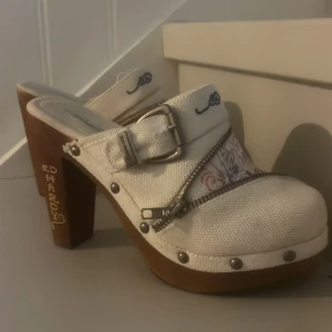 Ed Hardy skor - Köpte dessa klackar för ett år sen secondhand men har aldrig använt dom. De är i använt skick. Hör av er för fler bilder. 