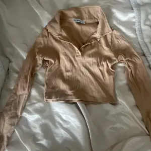 Säljer denna beige tröjan från new yorker då den inte används. Köparen står för frakten 