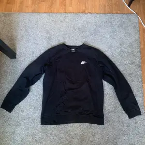 Nike Club sweatshirt i fint skick! Storlek large, passar både M och L skulle jag säga.