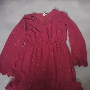 Klänning - Strl. 40 Går till ovanför knäna Använd enstaka gång - Perfekt skick Urringad