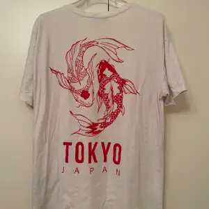 Vit T-shirt med rött tryck japansk stil. Nyskick! 