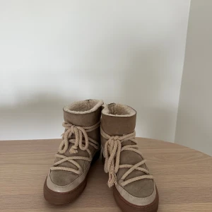 Inuikii skor - Inuikii vinterskor, i storlek 39, beige, bra skick 