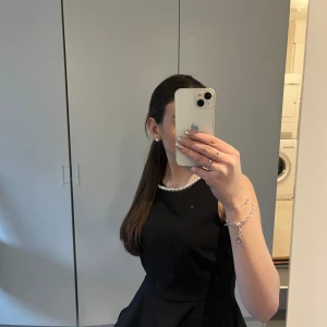 Zara topp med pärlor stl S - Slutsåld fin topp från Zara med pärlor.💗 Endast provad och prislappen finns kvar. Nypris ca 300 kr