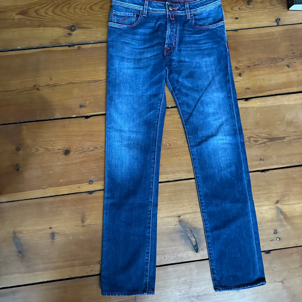 Jacob Cohen jeans i toppen skick. Storleken är W31 och vid fler frågor kom privat. . Jeans & Byxor.