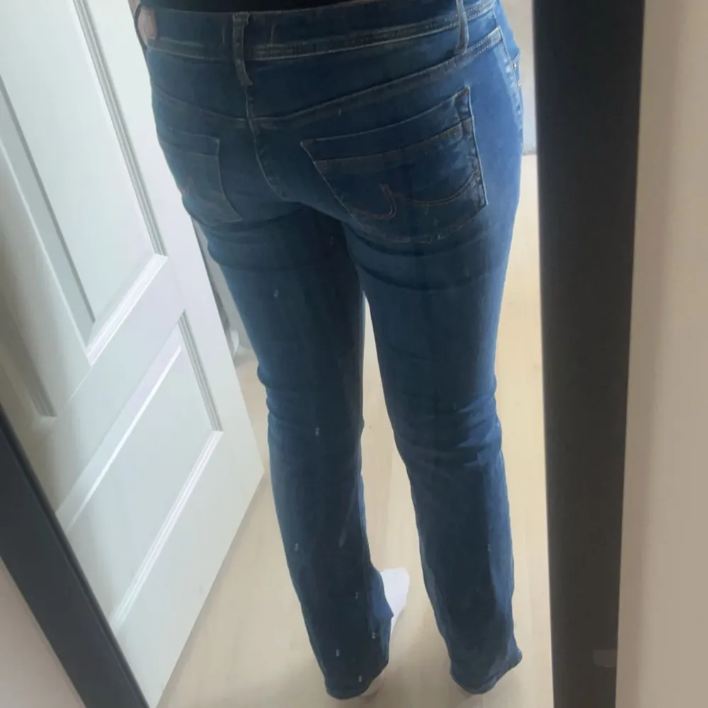 Säljer dessa jättesnygga Ltb jeans, pågrund av att de är på gränsen till förkorta för mig som lång tjej på 175 cm. Jeansen är använda men i bra skick, även utan några defekter. Skriv privat för mer bilder eller frågor💕. Jeans & Byxor.