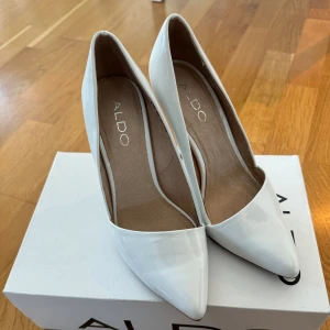 Vita pumps från Aldo strl 36 - Vita pumps från Aldo storlek 36 Klackhöjd 9/9,5cm Fint skick. Använd två gånger   100kr hämtas på Kungsholmen eller vid Globen