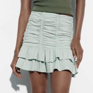 Säljer denna zara kjolen i storlek S , inga defekter 💓kontakta innan köp 