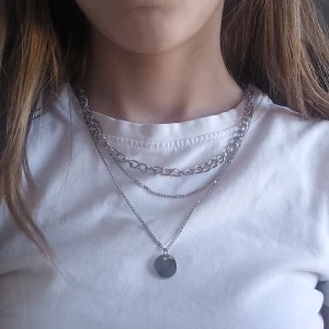Layering halsband  - Endast använd ett fåtal gånger. Går att justera storlek. 
