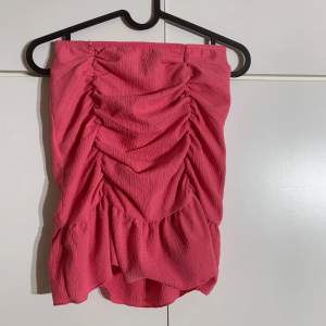 En rosa kjol från Gina. Använd ett fåtal gånger så mycket bra skick. Pris kan diskuteras!