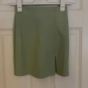 Grön kort kjol från Gina Tricot Aldrig använd☘️