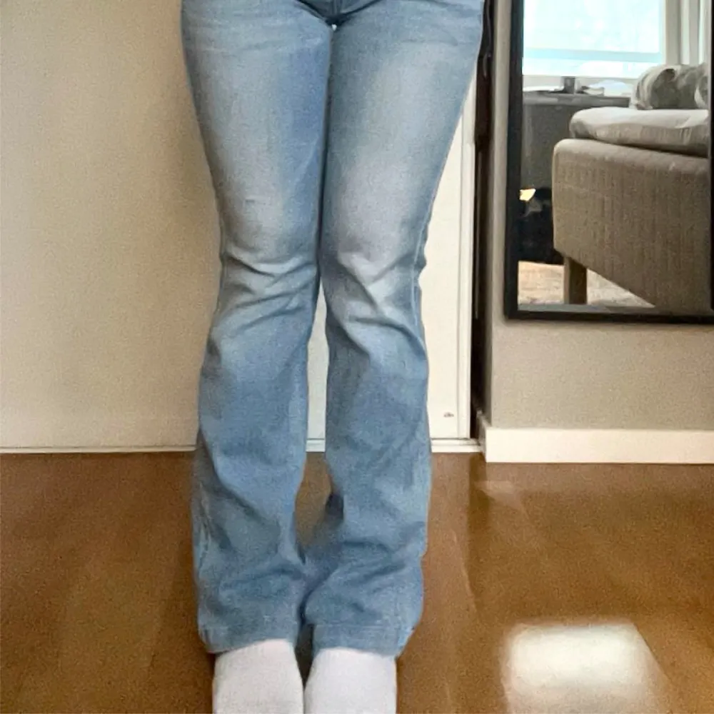 Ett par ljusblåa Pepe jeans, köpta från sellpy. (Jag är runt 160 cm lång) Mycket bra skick! Använt 2-3 gånger bara. Säljer pga att jag har för många jeans. Inga defekter förekommer!🌺 W28 L76  . Jeans & Byxor.