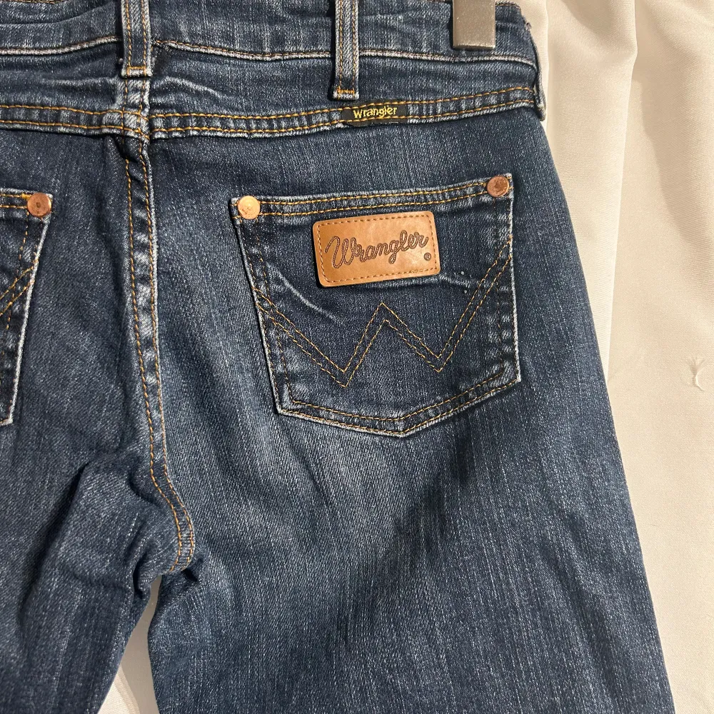 Säljer dessa snygga Wrangler jeans storlek 29/34  Innerbenslängden 81 Total längd 102 Midjemått 38 . Jeans & Byxor.