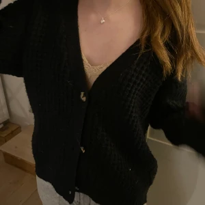 Kofta - Svart virkad lite längre kofta. Funkar för alla. Köparen står för frakt. Använt en gång och pris kan diskuteras 