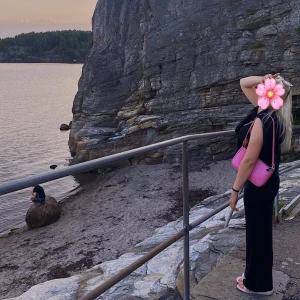 Svart långklänning  - Svart långklänning som sitter jättefint på dock för lång för mig som är kort men har vikt upp den i midijan på bilderna🤍