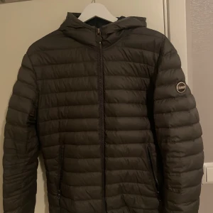 Colmar vårjacka - Grå Colmar vårjacka i dun. Storlek 50 Cond: 9/10, använd fåtal gånger och har inga skador förrutom en missfärgning på dragkedjan men inget som man lägger märket till. Sitter bra i storleken och väldigt skön Nypris: ca 2800kr