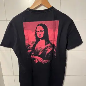 Skit snygg t-shirt med Mona Lisa. Storlek S. 
