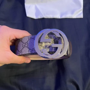 Gucci bälte - Tjena, säljer ett gucci bälte då det inte används mer. Priset är inte hugget i sten. Hör av er vid intresse!