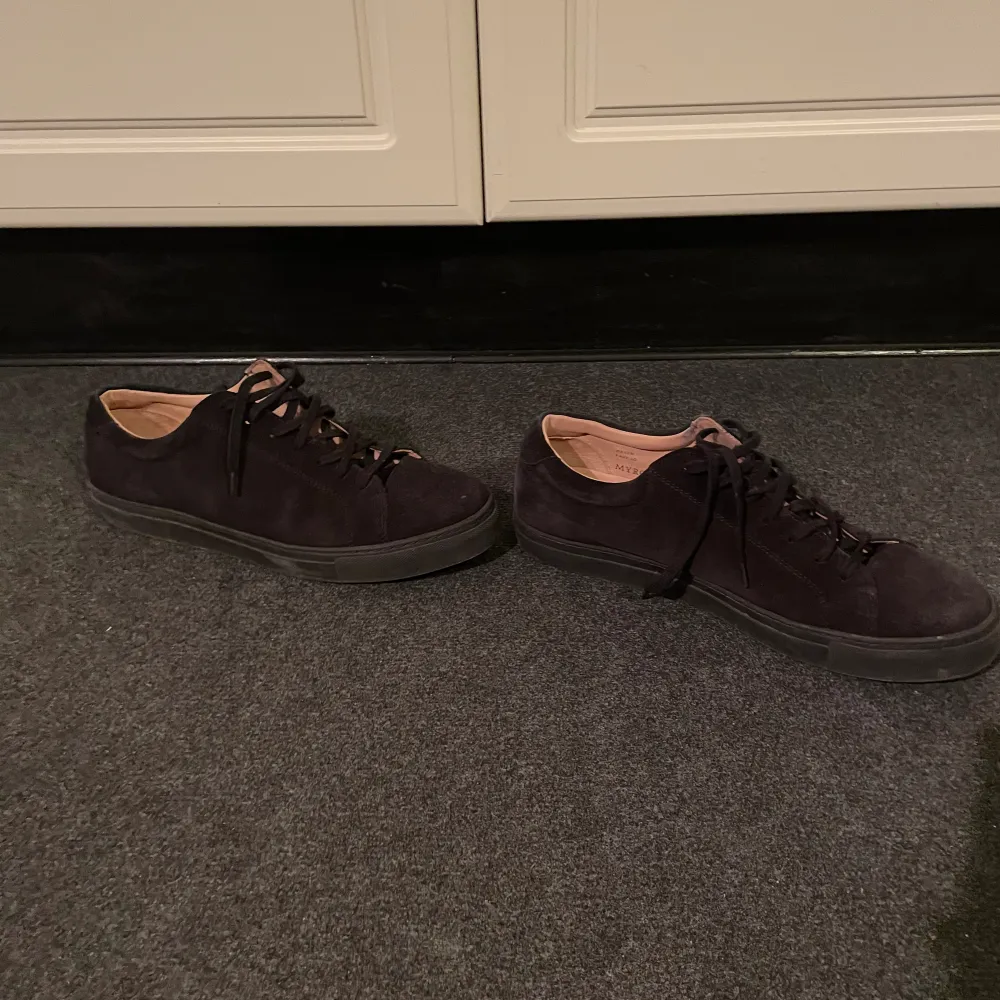 Säljer dessa otroligt snygga mockaskor från Myrqvist av modellen Oaxen Monochrome i svart. Dessa skor är storlek 46 och nypriset ligger på 1899 kr. Skicket är typ 7,5/10. Tveka inte på att ställa frågor eller be om bilder vid eventuella frågetecken!. Skor.